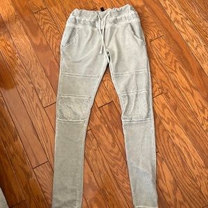 Size small Venti pants light green color, in good condition